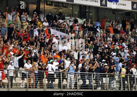 Abu Dhabi, Abu Dhabi. 12th Dez 2021. Circuit Atmosphäre - Fans in der Tribüne. Abu Dhabi Grand Prix, Sonntag, 12th. Dezember 2021. Yas Marina Circuit, Abu Dhabi, VAE. Quelle: James Moy/Alamy Live News Stockfoto
