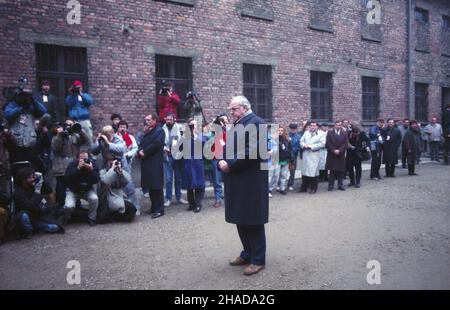 Oœwiêcim 14.11.1989. Wizyta kanclerza RFN Helmuta Kohla w Polsce (9-14 listopada 1989). Nz. Helmut Kohl na terenie by³ego niemieckiego obozu konzentracyjnego kl Auschwitz-Birkenau. wb PAP/Jerzy Ochoñski Oswiecim, 14. November 1989. Bundeskanzler der Bundesrepublik Deutschland Helmut Kohl besucht Polen (9.-14. November 1989). Im Bild: Helmut Kohl im ehemaligen Nazi-Vernichtungslager Auschwitz-Birkenau. wb PAP/Jerzy Ochonski Stockfoto