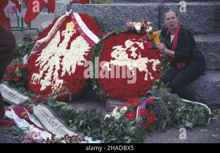Grunwald 15.07.1990. Obchody 580. Rocznicy bitwy pod Grunwaldem z udzia³em prezydenta RP Wojciecha Jaruzelskiego i przewodnicz¹cego Rady Najwy¿szej Republiki Litewskiej Vytautasa Landsbergisa. NZ. wieñce od Polski i Litwy pod Pomnikiem Zwyciêstwa Grunwaldzkiego. wb PAP/Ireneusz Sobieszczuk Grunwald 15. Juli 1990. Feierlichkeiten zum 580th. Jahrestag der Schlacht von Grunwald, an denen Polens Präsident Wojciech Jaruzelski und der Vorsitzende des Obersten Rates der Republik Luthuanian, Vytautas Landsbergis, teilnahmen. Im Bild: Kränze aus Polen und Litauen am Denkmal des Grunwalder Sieges. Stockfoto