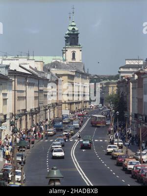 Warszawa 07,1990. Kamienice przy ulicy Nowy Œwiat, w g³êbi koœció³ Œwiêtego Krzy¿a przy Krakowskim Przedmieœciu. wb PAP/Jan Morek Dok³adny dzieñ wydarzenia nieustalony. Warschau, Juli 1990. Mietshäuser in der Nowy Swiat Street, im Hintergrund St Cross Church in der Krakowskie Przedmiescie Street. wb PAP/Jan Morek Veranstaltungstag unbekannt Stockfoto