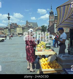 Warszawa 08,1990. Uliczny händel na placu Zamkowym. NZ. Stragan z owocami. Widok na Stare Miasto, z prawej Zamek Królewski, z lewej kolumna Zygmunta III Wazy. mw PAP/Ireneusz Sobieszczuk Dok³adny dzieñ wydarzenia nieustalony. Warschau, August 1990. Straßenhandel auf dem Zamkowy-Platz. Im Bild: Ein Obststand. Ein Blick auf die Altstadt, rechts das Königsschloss, links die Säule des Königs Sigismund. mw PAP/Ireneusz Sobieszczuk Veranstaltungstag unbekannt Stockfoto