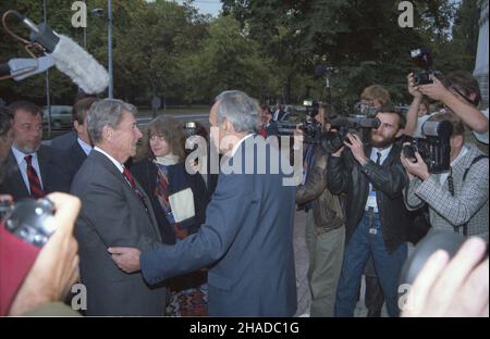 Warszawa 14.09.1990. By³y prezydent USA Ronald Reagan z ma³¿onk¹ Nancy z prywatn¹ wizyt¹ w Polsce, w dniach 14-15 wrzeœnia. Polityka interesuj¹ zmiany zachodz¹ce w Polsce. NZ. Przed siedzib¹ Urzêdu Rady Ministrów (URM) Ronald Reagan (2L) ich Premier Tadeusz Mazowiecki. Z lewej dziennikarz Jacek Kalabiñski. mw PAP/Jan Bogacz Warschau, Den 14. September 1990. Der ehemalige US-Präsident Ronald Reagan und seine Frau Nancy stattete am 14. Und 15. September einen privaten Besuch in Polen ab, um Veränderungen in Polen zu beobachten. Im Bild: Vor dem Sitz des Ministerrats Ronald Reagan (2L) an Stockfoto