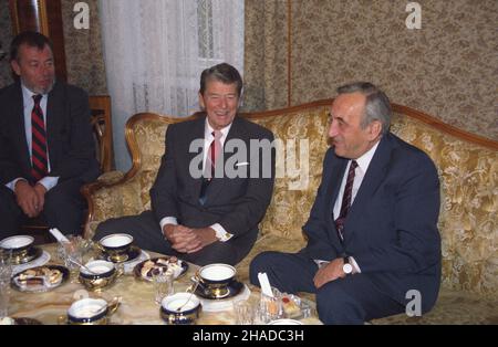 Warszawa 14.09.1990. By³y prezydent USA Ronald Reagan z ma³¿onk¹ Nancy z prywatn¹ wizyt¹ w Polsce, w dniach 14-15 wrzeœnia. Polityk chce zobaczyæ zmiany zachodz¹ce w Polsce. Nz. Ronald Reagan (2L) U premiere Tadeusza Mazowieckiego (3L). Z lewej dziennikarz, t³umacz Jacek Kalabiñski. mw PAP/Jan Bogacz Warschau, Den 14. September 1990. Der ehemalige US-Präsident Ronald Reagan und seine Frau Nancy stattete am 14. Und 15. September einen privaten Besuch in Polen ab, um Veränderungen in Polen zu beobachten. Im Bild: Ronald Reagan (2L) mit Premierminister Tadeusz Mazowiecki (3L). Auf der linken Seite Journalist, Übersetzer Jacek K Stockfoto