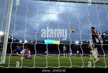 Youri Tielemans von Leicester City erzielt im Premier League-Spiel im King Power Stadium, Leicester, den dritten Treffer seiner Seite. Bilddatum: Sonntag, 12. Dezember 2021. Stockfoto