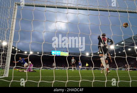 Youri Tielemans von Leicester City erzielt im Premier League-Spiel im King Power Stadium, Leicester, den dritten Treffer seiner Seite. Bilddatum: Sonntag, 12. Dezember 2021. Stockfoto