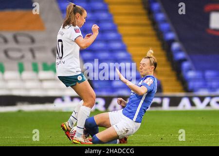 Jade Pennock (Birmingham City #11) kämpft um den Ball mit einem Tackle gegen Georgia Stanway (Manchester City no. 10 ) Während des Womens Super League Spiels zwischen Birmingham City und Manchester City im St Andrews Stadium in Birmingham, England Karl W Newton/Sports Press Photo Stockfoto