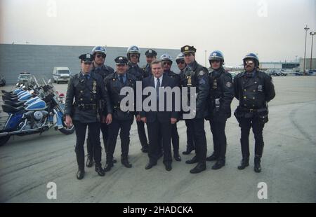 Stany Zjednoczone Ameryki Nowy Jork 03,1991. Wizyta prezydenta RP Lecha Wa³êsy w USA (19-26.03.1991). Nz. Lech Wa³êsa z amerykañskimi policjantami, czuwaj¹cymi nad jego bezpieczeñstwem. msa PAP/Ireneusz Radkiewicz Dok³adny dzieñ wydarzenia nieustalony. New York, Usa, März 1991. Der polnische Präsident Lech Walesa besucht die USA (19.-26. März). Im Bild: Präsident Walesa mit einem US-Polizeiteam, das über seine Sicherheit wacht. msa PAP/Ireneusz Radkiewicz Veranstaltungstag unbekannt Stockfoto