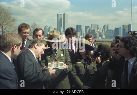 Stany Zjednoczone Ameryki Nowy Jork 26.03.1991. Wizyta prezydenta RP Lecha Wa³êsy (3L) w USA (19-26.03.1991). Neuseeland. Zwiedzanie Muzeum Emigracji na Ellis Island. Obok prezydenta funkcjonariusz BOR Leszek Mazur (2L). W g³êbi Panorama Manhattanu. msa PAP/Ireneusz Radkiewicz New York, Vereinigte Staaten 26 März 1991. Der polnische Präsident Lech Walesa besucht die USA (19.-26. März). Im Bild: Präsident Walesa (3L) im Immigration Museum auf Ellis Island. Neben dem Sicherheitsbeauftragten von Walesa Leszek Mazur, hinten ein Panorama von Manhattan. msa PAP/Ireneusz Radkiewicz Stockfoto