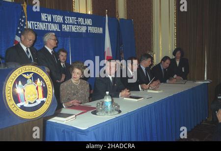 Stany Zjednoczone Ameryki Nowy Jork 26.03.1991. Wizyta prezydenta RP Lecha Wa³êsy (5P) w USA (19-26.03.1991). Podpisanien miêdzynarodowego programu partnerskiego Rzeczpospolita Polska - Stan Nowy Jork. NZ. m.in.: szef polskiego protoko³u dyplomatycznego Janusz Œwitkowski (1L), sekretarz stanu ds. stosunków miêdzynarodowych Janusz Zió³kowski (2L), gubernator stanu Nowy Jork Mario Cuomo (4P), podsekretarz stanu w Ministerstwie Wspó³pracy Gospodarczej z Zagranic¹ Andrzej Olechowski (3P). msa PAP/Ireneusz Radkiewicz New York, Vereinigte Staaten 26 März 1991. Der polnische Präsident Lech Walesa (5R Stockfoto