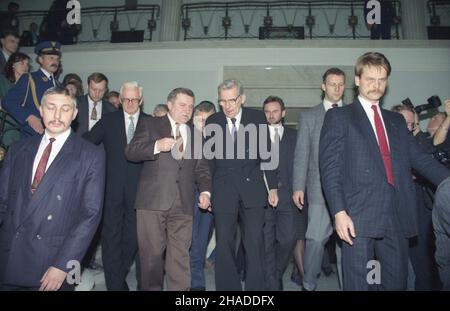 Warszawa 25.11.1991. Inauguracyjne posiedzenie Sejmu RP i kadencji z udzia³em prezydenta RP Lecha Wa³êsy. NZ. m.in.: szef Kancelarii Prezydenta RP Janusz Zió³kowski (6P), Lech Wa³êsa (5P), marsza³ek Sejmu Wies³aw Chrzanowski (4P), szef Gabinetu Prezydenta Mieczys³aw Wachowski (3P), funkcjonariusz Biura Ochrony Rz¹du Leszek Mazur (2P). ka PAP/Ireneusz Radkiewicz Warschau 25. November 1991. Die Eröffnungssitzung des Sejm (Unterhaus) der Republik Polen (RP) der Amtszeit 1st, an der Polens Präsident Lech Walesa teilnahm. Im Bild: Der Chef des Kanzleramts Janusz Ziolkow Stockfoto