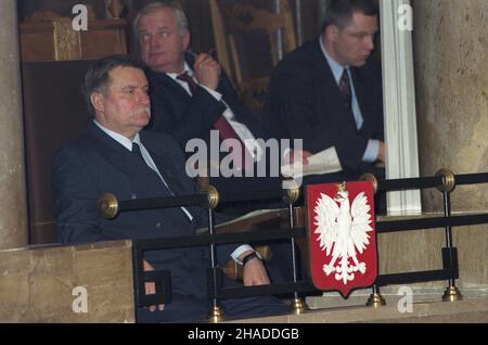 Warszawa 25.11.1991. Inauguracyjne posiedzenie Sejmu RP i kadencji z udzia³em prezydenta RP Lecha Wa³êsy (L). W g³êbi siedz¹: z Kancelarii Prezydenta RP Andrzej Zakrzewski (2L) i Andrzej Kozakiewicz. ka PAP/Andrzej Rybczyñski Warschau 25. November 1991. Die Eröffnungssitzung des Sejm (Unterhaus) der Republik Polen (RP) der Amtszeit 1st, an der Polens Präsident Lech Walesa (links) teilnahm. Im Hintergrund sitzend: Andrzej Zakrzewski von der Präsidentenkanzlei (2nd links) und Andrzej Kozakiewicz. ka PAP/Andrzej Rybczynski Stockfoto