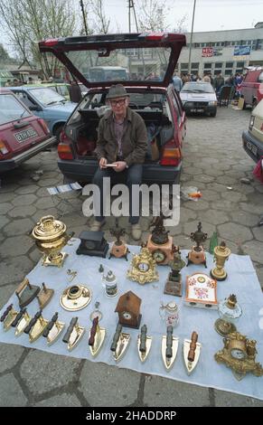 Warszawa 04,1992. Targ staroci na Kole przy ul. Obozowej Róg ul. Erazma Cio³ka. ka PAP/Andrzej Rybczyñski Dok³adny dzieñ wydarzenia nieustalony. Warschau April 1992. Der Flohmarkt in Kolo an der Kreuzung der Straßen Obozowa und Erazma Ciolka. ka PAP/Andrzej Rybczynski Datum der Veranstaltung unbekannt. Stockfoto