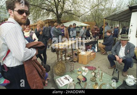 Warszawa 04,1992. Targ staroci na Kole przy ul. Obozowej Róg ul. Erazma Cio³ka. ka PAP/Andrzej Rybczyñski Dok³adny dzieñ wydarzenia nieustalony. Warschau April 1992. Der Flohmarkt in Kolo an der Kreuzung der Straßen Obozowa und Erazma Ciolka. ka PAP/Andrzej Rybczynski Datum der Veranstaltung unbekannt. Stockfoto