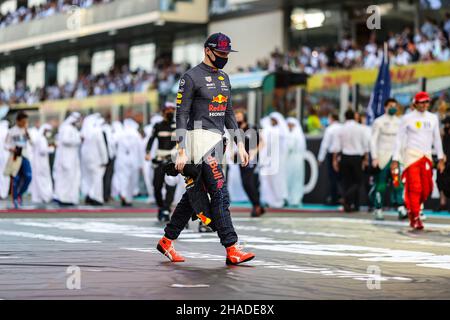 Abu Dhabi, Abu Dhabi. 12th Dez 2021. Max Verstappen (NLD) Red Bull Racing am Start. 12.12.2021. Formel 1 Weltmeisterschaft, Rd 22, Abu Dhabi Grand Prix, Yas Marina Circuit, Abu Dhabi, Race Day. Bildnachweis sollte lauten: XPB/Press Association Images. Quelle: XPB Images Ltd/Alamy Live News Stockfoto