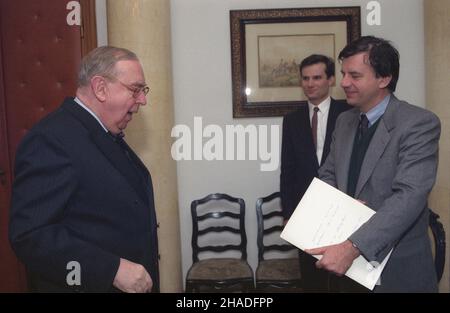 Warszawa 17.02.1993. Minister Spraw zagranicznych Krzysztof Skubiszewski (L) przyj¹³ ministra spraw zagranicznych W³och Valdo Spini (P). W g³êbi dyrektor Departamentu Europy Stanis³aw Jerzy Komorowski. mw PAP/Janusz Mazur Warschau 17. Februar 1993. Der polnische Außenminister Krzysztof Skubiszewski (links) empfängt den italienischen Außenminister Valdo Spini (rechts). Im Hintergrund Direktor der europäischen Abteilung Stanislaw Jerzy Komorowski. mw PAP/Janusz Mazur Stockfoto