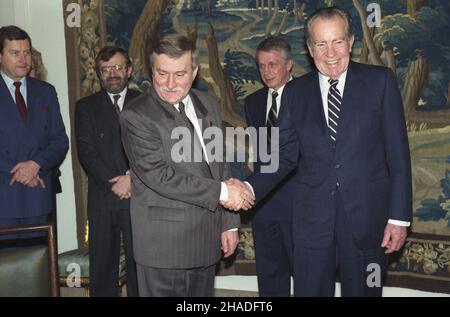 Warszawa 19.02.1993. Belweder, spotkanie prezydenta RP Lecha Wa³êsy z by³ym prezydentem USA Richardem Nixonem. NZ. od prawej: Richard Nixon, zastêpca szefa Kancelarii Prezydenta Lech Falandysz, Lech Wa³êsa, dyrektor Departamentu Ameryki w Ministerstwie Spraw Zagranicznych Zbigniew Lewicki. mw PAP/Maciej Belina Brzozowski Warschau 19. Februar 1993. Schloss Belvedere, Treffen zwischen dem polnischen Präsidenten Lech Walesa und dem ehemaligen US-Präsidenten Richard Nixon. Von rechts: Richard Nixon, stellvertretender Chef der Präsidentenkanzlei Lech Falandysz, Direktor des ausländischen M Stockfoto