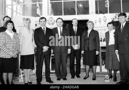 Warszawa, 1993-04-02. Park £azienki, Stara Pomarañczarnia. Wrêczenie nagród Twojego Stylu – Alicja 92. Nagrotty otrzymali: Powszechny Bank Kredytowy SA - za warunki prowadzenia kont osobistych, Bank PKO SA - za Euroczeki i PKO - za bony Progressja. NZ. m.in. redakteur naczelna Twojego Stylu Krystyna Kaszuba (L), redakteur naczelny Polityki Jerzy Baczyñski (3L), Leszek Balcerowicz (P). pp/soa PAP/CAF/Janusz Mazur Stockfoto