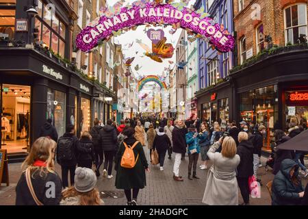 London, Großbritannien. 12th Dez 2021. Eine geschäftige Carnaby Street, in der Einkäufer und Besucher das West End besuchen. Kredit: Vuk Valcic/Alamy Live Nachrichten Stockfoto