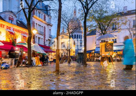 PARIS, Frankreich, 29. November 2021: Wunderschöne Abendansicht des Place du Tertre und der Sacre-Coeur in Paris, Frankreich Stockfoto