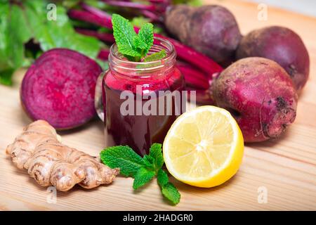 Rote Rote Bete, Ingwer und Zitrone Smoothie auf Holzboden. Hausgemachte Detox-Getränke Stockfoto