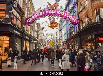London, Großbritannien. 12th Dez 2021. Eine geschäftige Carnaby Street, in der Einkäufer und Besucher das West End besuchen. Kredit: Vuk Valcic/Alamy Live Nachrichten Stockfoto