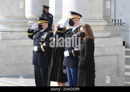 Washington, Vereinigte Staaten von Amerika. 09. Dezember 2021. Der US-Vorsitzende der Joint Chiefs, General Mark Milley, die ehemalige Senatorin Elizabeth Dole, Maj. Garrett Beer und Robin Dole stehen als Ehrengarde der Streitkräfte, die die mit Flagge drapierte Schatulle des Veteranen des Zweiten Weltkriegs und ehemaligen Senators Robert Dole die Stufen des US-Kapitols hinauf tragen, wo es im Staat liegen wird, am 9. Dezember 2021 in Washington, D.C. Senator Dole starb im Alter von 98 Jahren nach einem lebenslangen Dienst an der Nation. Kredit: Cpl. Xaviera Masline/USA Army/Alamy Live News Stockfoto