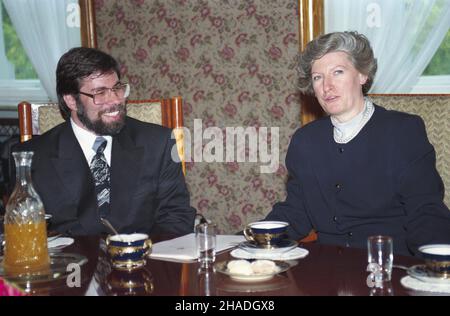 Warszawa 19.05.1993. Wspó³za³o¿yciel firmy komputerowej Apple Computer Inc. Stephen Wozniak w Polsce. Nz. Steve Wozniak podczas spotkania z Premier RP Hann¹ Suchock¹ w Urzêdzie Rady Ministrów. ka PAP/Andrzej Rybczyñski Warschau, 19. Mai 1993. Stephen Wozniak, Mitbegründer von Apple Computer Inc., besucht Polen. Im Bild: Steve Wozniak trifft die polnische Ministerpräsidentin Hanna Suchocka im Büro des Ministerrats. ka PAP/Andrzej Rybczynski Stockfoto