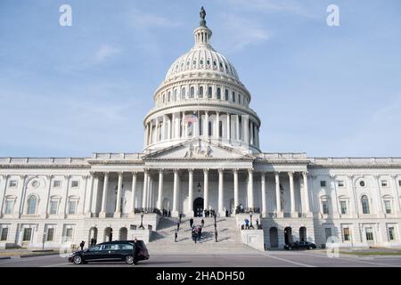 Washington, Vereinigte Staaten von Amerika. 09. Dezember 2021. Die Ehrengarde der US-Streitkräfte tragen die mit Flagge drapierte Schatulle des Veteranen des Zweiten Weltkriegs und ehemaligen Senators Robert Dole die Stufen des US-Kapitols hinauf, wo es im Staat liegen wird, 9. Dezember 2021 in Washington, D.C. Senator Dole starb im Alter von 98 Jahren nach einem lebenslangen Dienst an der Nation. Kredit: Sgt. Kevin Roy/USA Army/Alamy Live News Stockfoto