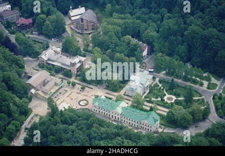 Iwonicz Zdrój 06,1993. Widok z samolotu na Centrum uzdrowiska. Na pierwszym planie Stare £azienki (zielony dach), na lewo od nich Dom Zdrojowy. czworoboczn¹ drugiej stronie deptaku: z lewej Bazar z¿¹ zegarow¹ wie Pa³ac, z prawej Stary Dok³adny dzieñ. mw PAP/Jerzy Paszkowski wydarzenia nieustalony. Iwonicz Zdroj Juni 1993. Ein Blick aus der Vogelperspektive auf das Kurbad. Im Bild: Im Vordergrund das Stare Lazienki Sanatorium (grünes Dach), links das Kurhaus. Auf der anderen Seite der Promenade: Links das Bazar-Gebäude mit dem viereckigen Uhrenturm, rechts das Ol Stockfoto