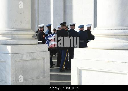 Washington, Vereinigte Staaten von Amerika. 09. Dezember 2021. Die Ehrengarde der US-Streitkräfte tragen die mit Flagge drapierte Schatulle des Veteranen des Zweiten Weltkriegs und ehemaligen Senators Robert Dole in das US-Kapitol, wo sie am 9. Dezember 2021 in Washington, DC, im Bundesstaat liegen wird.Senator Dole starb im Alter von 98 Jahren nach einem lebenslangen Dienst an der Nation. Kredit: Cpl. Xaviera Masline/USA Army/Alamy Live News Stockfoto