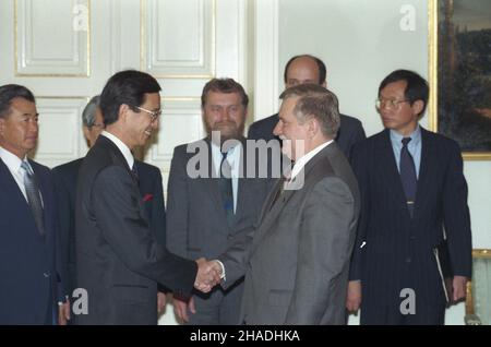 Warszawa 09.06.1993. Prezydent RP Lech Wa³êsa (P) przyj¹³ w Belwederze ministra spraw zagranicznych Republiki Korei (Korea Po³udniowa) Han Sung-Joo (L). ka PAP/Janusz Mazur Warschau 09. Juni 1993. Polens Präsident Lech Walesa (rechts) empfängt den südkoreanischen Außenminister Han Sung-Joo (links) im Schloss Belvedere. ka PAP/Janusz Mazur Stockfoto