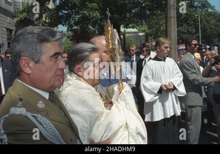 Warszawa 10.06.1993. Obchody Œwiêta Najœwiêtszego Cia³a i Krwi Chrystusa (Bo¿e Cia³o) z udzia³em prezydenta RP. Po mszy œwiêtej procesja przechodzi ulic¹ Krakowskie Przedmieœcie. NZ. m.in. Prymas Polski kardyna³ Józef Glemp. ka PAP/Janusz Mazur Warschau 10. Juni 1993. Fronleichnam-Zeremonien, an denen Polens Präsident teilnahm. Nach der Heiligen Messe geht die Prozession entlang der Krakowskie Przedmiescie Straße. Im Bild: Der Primas von Polen, Kardinal Jozef Glemp. ka PAP/Janusz Mazur Stockfoto