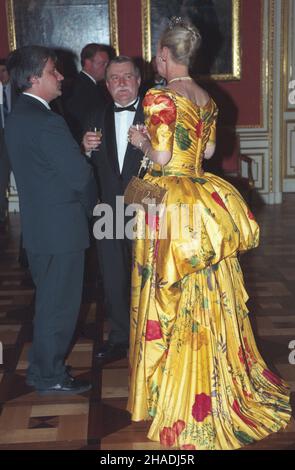 Warszawa 08.07.1993. Wizyta w Polsce królowej Danii Ma³gorzaty II wraz z towarzysz¹cym jej ma³¿onkiem ksiêciem Henrykiem, w dniach 5-9 lipca. Nz. Zamek Królewski, obiad po¿egnalny wydany przez królow¹ Ma³gorzatê II (P) na czeœæ prezydenta Lecha Wa³êsy (C). Z lewej t³umacz Piotr Paszkowski (MSZ). mw PAP/Maciej Belina Brzozowski Warschau 08. Juli 1993. Königin Margrethe II. Von Dänemark und Prinz Henrik besuchen Polen am 5. Und 9. Juli. Im Bild: Das Königsschloss; Abschiedsabendessen von HM Königin von Dänemark Margrether II. (Rechts) zu Ehren des polnischen Präsidenten Lech Walesa (Mitte). Von links nach links Stockfoto