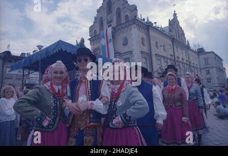 Rzeszów 27.07.1993. IX Œwiatowy Festiwal Polonijnych Zespo³ów Folklorystycznych. NZ. na Rynku Starego Miasta cz³onkowie zespo³u Karolinka z Londynu (Wielka Brytania) w korowodzie inauguruj¹cym rzeszowski festiwal. mta PAP/Jerzy Paszkowski Dok³adny dzieñ wydarzenia nieustalony. Rzeszow 27. Juli 1993. Das Weltfestival der polnischen Volksgruppen im Ausland 9th. Im Bild: Mitglieder der Karolina-Gruppe aus London (Großbritannien) bei einer Parade zur Eröffnung des Festivals auf dem Marktplatz der Altstadt. mta PAP/Jerzy Paszkowski Stockfoto