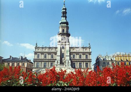 Zamoœæ 30.07.1993. Unikatowy, renesansowy zespó³ architektoniczno-urbanistyczny Starego Miasta wpisany na Listê Œwiatowego Dziedzictwa UNESCO. NZ. Manierystyczno-barokowy Ratusz przy Rynku Wielkim. mta PAP/Miros³aw Trembecki Zamosc 30. Juli 1993. Ein einzigartiger städtischer und architektonischer Altstadtkomplex aus der Renaissance, der in die UNESCO-Liste des Weltkulturerbes aufgenommen wurde. Im Bild: Das manieristisch-barocke Rathaus auf dem Marktplatz. mta PAP/Miroslaw Trembecki Stockfoto