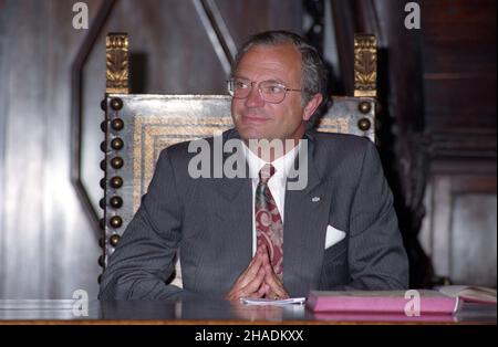 Kraków 24.09.1993. Oficjalna wizyta króla Szwecji Karola XVI Gustawa. Monarcha (nz.) zwiedza³ Collegium Maius, najstarszy budynek Uniwersytetu Jagielloñskiego. js PAP/Jacek Bednarczyk Krakau, 24. September 1993. Schwedens König Carl XVI Gustaf besucht Polen offiziell. Der König besuchte das Collegium Maius, das älteste Gebäude der Jagiellonen-Universität. js PAP/Jacek Bednarczyk Stockfoto