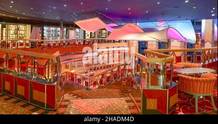 Blick auf das Atrium und die Innengalerie des Kreuzfahrtschiffs Costa Fortuna am Terminal des Hafens von Marseille, Frankreich, 28. April 2019. Stockfoto