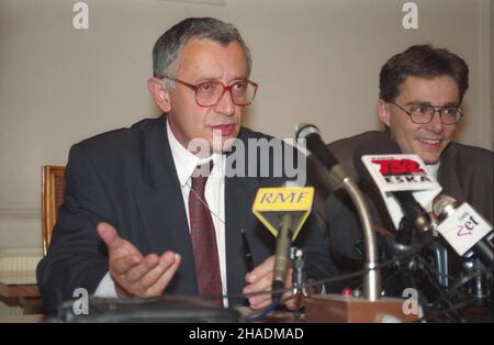 Warszawa 04.10.1993. Conferencja prasowa w Ministerstwie Finansów (MF) przy ulicy Œwiêtokrzyskiej. NZ. minister finansów w rz¹dzie Hanny Suchockiej Jerzy Osiatyñski (L), rzecznik prasowy MF Krzysztof Jakubiak (P). js PAP/Adam Urbanek Warschau 4. Oktober 1993. Pressekonferenz im Finanzministerium in der Swietokrzyska-Straße. Im Bild: Der Finanzminister der Regierung Hanna Suchocka, Jerzy Osiatynski (L), der Sprecher des Finanzministeriums, Krzysztof Jakubiak (R). js PAP/Adam Urbanek Stockfoto