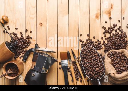 Hintergrundkomposition mit Zubehör Zutaten für die Zubereitung von Kaffee. Stockfoto