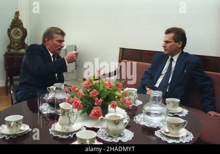 Warszawa 14.10.1993. Prezydent RP Lech Wa³êsa spotka³ siê w Sejmie z politykami i dyplomatami. NZ. Prezydent (L) i przewodnicz¹cy Socjaldemokracji Rzeczypospolitej Polskiej (SdRP) Aleksander Kwaœniewski (P). uu PAP/Maciej Belina Brzozowski Warschau 14. Oktober 1993. Polens Präsident Lech Walesa empfängt polnische Politiker und Diplome im Sejm. Im Bild: Der Präsident (links), Führer der Sozialdemokratie der Republik Polen (SdRP) Aleksander Kwasniewski (rechts). uu PAP/Maciej Belina Brzozowski Stockfoto