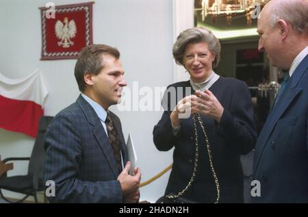 Warszawa 15.10.1993. Pierwsze posiedzenie Senatu RP III kadencji i wybory Marsza³ka izby wy¿szej parlamentu. NZ. od lewej: przewodnicz¹cy Socjaldemokracji Rzeczypospolitej Polskiej (SdRP) Aleksander Kwaœniewski, Premier Hanna Suchocka i Marsza³ek Sejmu Józef Oleksy. uu PAP/Maciej Belina Brzozowski Warschau 15. Oktober 1993. Die erste Sitzung des Senats der Amtszeit 3rd und Wahlen des Sprechers des Oberhauses des parlaments. Bild von links: Aleksander Kwasniewski, Vorsitzender der Sozialdemokratie der Republik Polen (SdRP), Premierministerin Hanna Suchocka und Sejm-Sprecher Jozef Olek Stockfoto