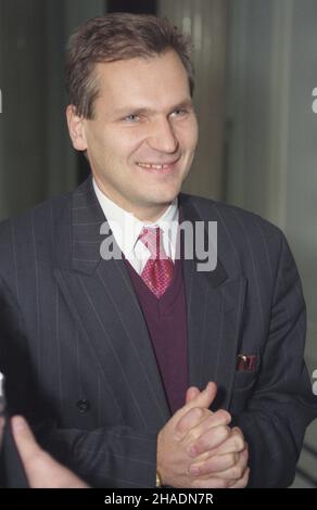 Warszawa 11,1993. Przewodnicz¹cy klubu poselskiego Sojuszu Lewicy Demokratycznej, pose³ Aleksander Kwaœniewski (przewodnicz¹cy Socjaldemokracji Rzeczypospolitej Polskiej) w kuluarach sejmu. wb PAP/Piotr Gêsicki Dok³adny dzieñ wydarzenia nieustalony. Warschau, November 1993. Vorsitzender des parlamentarischen Kades der Allianz der Demokratischen Linken Aleksander Kwasniewski (Führer der Sozialdemokratie der Republik Polen) in einem Sejm-Korridor. wb PAP/Piotr Gesicki Veranstaltungstag unbekannt Stockfoto