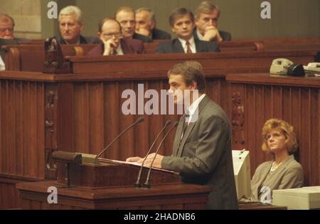 Warszawa 08.11.1993. Expose Premiera RP Waldemara Pawlaka w Sejmie. wb PAP/Jan Morek Warschau 08. November 1993. Polens Premierminister Waldemar Pawlak hielt eine politische Rede im Sejm. wb PAP/Jan Morek Stockfoto