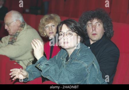 Gdynia 06.11.1993. Teatr Muzyczny, XVIII Festiwal Polskich Filmów Fabularnych (FPFF). NZ. Jurorzy, od lewej producent filmowy Branko lustig, wiceprezes by³ego Radiokomitetu re¿yser Barbara Borys-Damiêcka, plastyk Stasys Eidregevicius, re¿yser Agnieszka Holland. mw PAP/Stefan Kraszewski Gdynia, 6. November 1993. Die Jury des Polnischen Spielfilmfestivals 18th im Musiktheater. Von links: Produzentin Branko lustig, Regisseurin Barbara Borys-Damiecka, Künstlerin Stasys Eidregevicius, Regisseurin Agnieszka Holland. mw PAP/Stefan Kraszewski Stockfoto