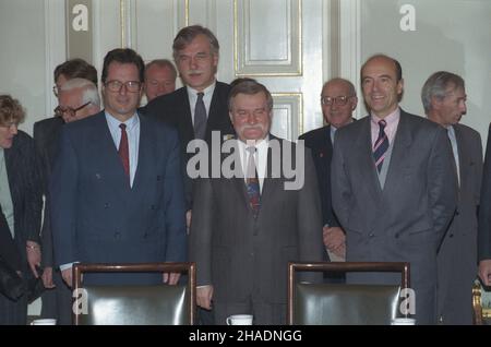 Warszawa 12.11.1993. Prezydent RP Lech Wa³êsa z ministrami spraw zagranicznych Francji, Niemiec i Polski obraduj¹cymi w hotelu Marriott w ramach Trójk¹ta Weimarskiego. Nz. 1 rz. od lewej: szef resortu spraw zagranicznych Niemiec Klaus Kinkel, Prezydent Wa³êsa, Minister spraw zagranicznych Francji Alain Juppe, 2 rz. od lewej: szef Kancelarii Prezydenta prof. Janusz Zió³kowski, Minister Spraw zagranicznych Andrzej Olechowski (wysoki). mw PAP/Janusz Mazur Warschau 12. November 1993. Polens Präsident Lech Walesa mit den Außenministern Frankreichs, Deutschlands und Polens, die auf der M diskutieren Stockfoto