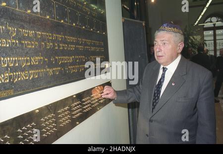 Kraków 24.11.1993. Inauguracja dzia³alnoœci Centrum Kultury ¯ydowskiej na krakowskim Kazimierzu, w budynku dawnej modlitewni przy placu Nowym (placu ¯ydowskim). NZ. przewodnicz¹cy Gminy Wyznanowej ¯ydowskiej w Krakowie Czes³aw Jakubowicz. mw PAP/Jacek Bednarczyk Krakau 24. November 1993. Einweihung des Jüdischen Kulturzentrums in einem ehemaligen Gebetshaus am Nowy (Zydowski) Platz im Krakauer Stadtteil Kazimierz. Im Bild: Präsident der Jüdischen Religionsgemeinschaft in Krakau, Czeslaw Jakubowicz. mw PAP/Jacek Bednarczyk Stockfoto