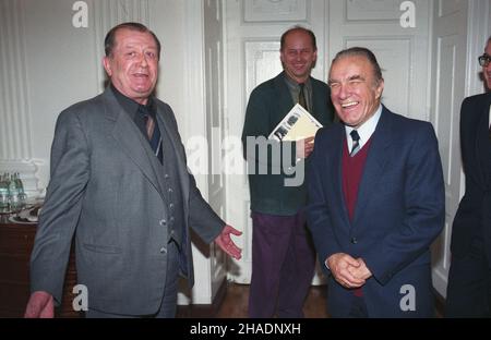 Warszawa 01.12.1993. Jubileusz 70-lecia urodzin wieloletniego dyrektora sto³ecznych teatrów Mieczys³awa Marszyckiego (nz. P) - z tej okazji jubilatowi ¿yczenia z³o¿y³ Minister kultury i sztuki Kazimierz Dejmek (nz. L) podczas spotkania w siedzibie ministerstwa przy ulicy Krakowskie Przedmieœcie. mta PAP/Andrzej Rybczyñski Warschau 1. Dezember 1993. Der Warschauer Theaterdirektor Mieczyslaw Marszycki feierte 70th Geburtstag (Bild R) - Gratulation des Kultur- und Kunstministers Kazimierz Dejmek (Bild L) während eines Treffens am Ministerialsitz in der Krakowskie Przedmiescie Straße. mta Stockfoto