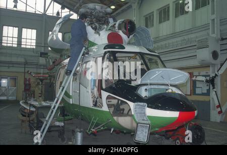 Œwidnik 14.12.1993. PZL W-3 Sokó³ – wielozadaniowy œmig³owiec produkcji Wytwórni Sprzêtu Komunikacyjnego PZL-Œwidnik. Nz. œmig³owiec PZL Sokó³ w wersji W-3A wyprodukowany na zamówienie policji niemieckiej z Saksonii (RFN), podczas prób i testów w zak³adach PZL-Œwidnik. mta PAP/Miros³aw Trembecki Swidnik 14. Dezember 1993. PZL W-3 Sokol - ein Multi-Task-Hubschrauber, der vom Werk PZL-Swidnik produziert wird. Im Bild: Hubschrauber PZL Sokol in W-3A-Ausführung, bestellt von der Polizei in Sachsen, Deutschland, wird am Flughafen in Swidnik getestet. mta PAP/Miroslaw Trembecki Stockfoto
