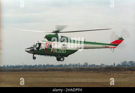 Œwidnik 14.12.1993. PZL W-3 Sokó³ – wielozadaniowy œmig³owiec produkcji Wytwórni Sprzêtu Komunikacyjnego PZL-Œwidnik. Nz. œmig³owiec PZL Sokó³ w wersji W-3A wyprodukowany na zamówienie policji niemieckiej z Saksonii (RFN), podczas prób na œwidnickim lotnisku. mta PAP/Miros³aw Trembecki Swidnik 14. Dezember 1993. PZL W-3 Sokol - ein Multi-Task-Hubschrauber, der vom Werk PZL-Swidnik produziert wird. Im Bild: Hubschrauber PZL Sokol in W-3A-Ausführung, bestellt von der Polizei in Sachsen, Deutschland, wird am Flughafen in Swidnik getestet. mta PAP/Miroslaw Trembecki Stockfoto