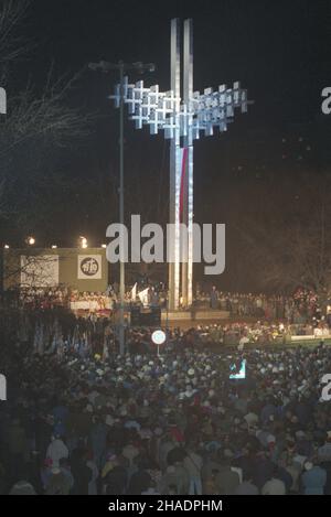 Gdynia 17.12.1993. Uroczystoœæ ods³oniêcia pomnika Ofiar Grudnia 1970 przy al Marsza³ka Józefa Pi³sudskiego w 23 rocznicê masakry gdyñskich stoczniowców. mta PAP/Stefan Kraszewski Gdynia 17. Dezember 1993. Eine Zeremonie zur Enthüllung des Opferdenkmals vom 1970. Dezember auf der Marschall Jozef Pilsudski Avenue zum 23rd. Jahrestag des Massakers an Werftarbeitern in Gdynia. mta PAP/Stefan Kraszewski Stockfoto